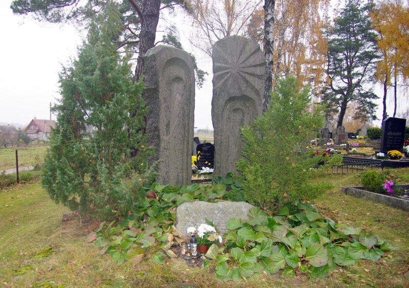 Vaizdas:V ir B Didzioku kapas Kruonio kapinese 2011.jpg