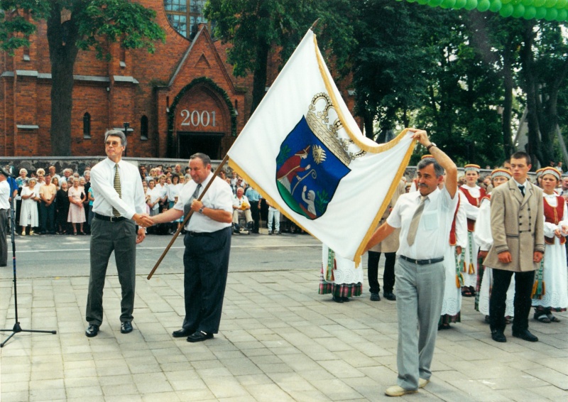 Vaizdas:Žiežmarių vėliavos įteikimas.jpg